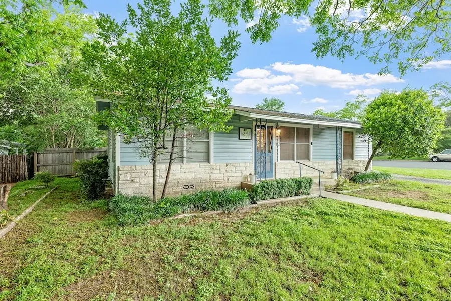 413 W Travis St, Fredericksburg, TX 78624 - #2
