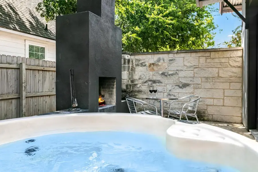 312 W Travis St, Fredericksburg, TX 78624 - #2