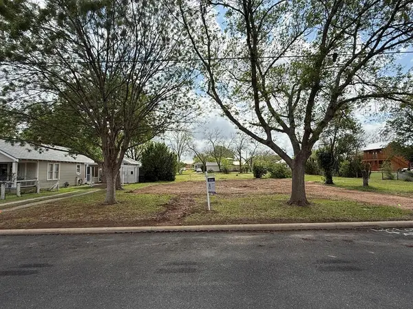 211 W Centre St, Fredericksburg, TX 78624