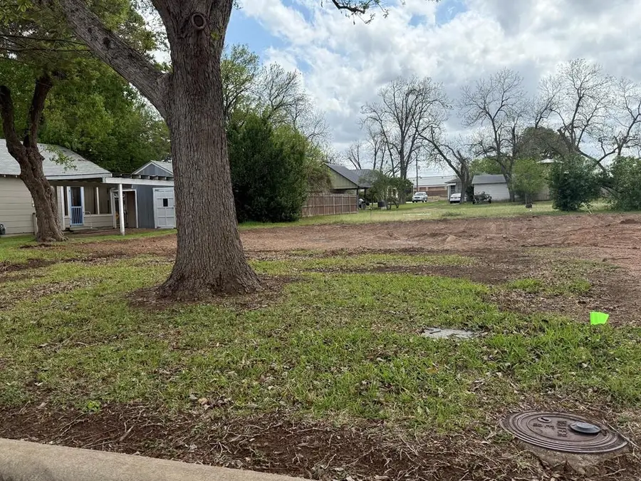 211 W Centre St, Fredericksburg, TX 78624 - #3