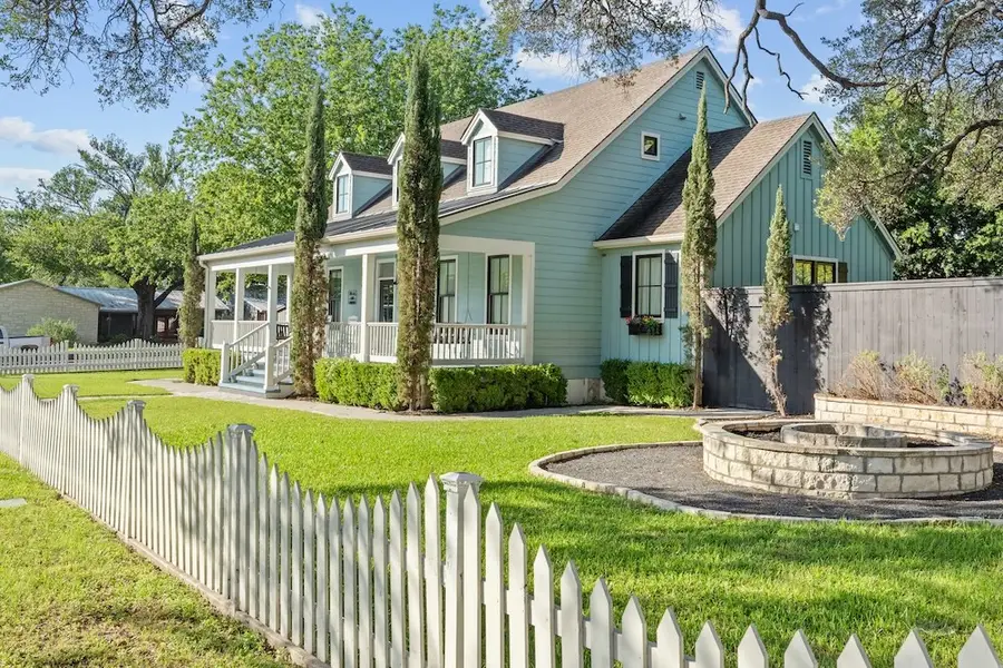 419 E Travis St, Fredericksburg, TX 78624 - #2
