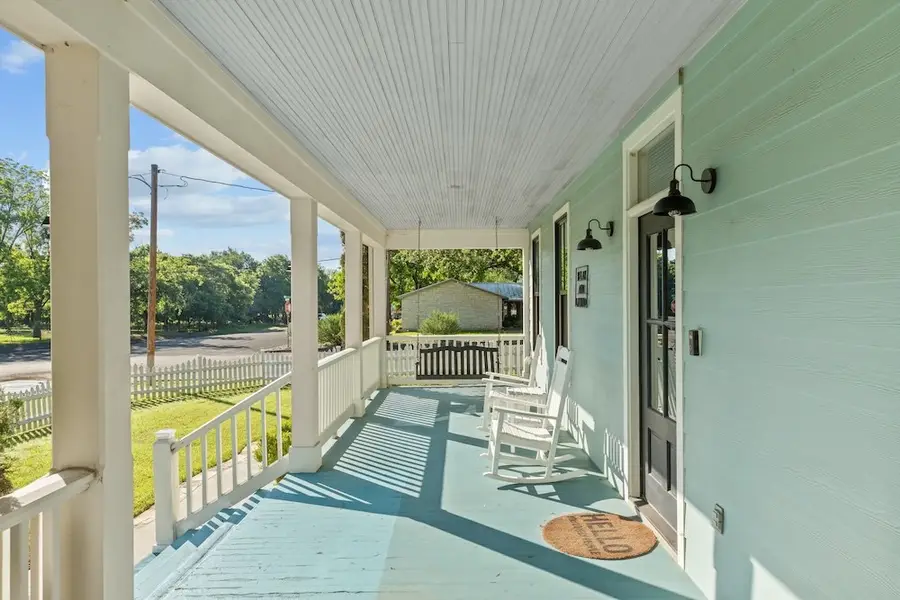 419 E Travis St, Fredericksburg, TX 78624 - #3
