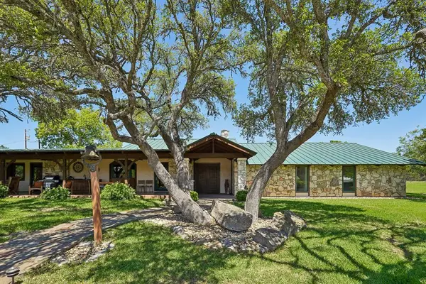 722 W Lacey Oak Pkwy, Harper, TX 78631