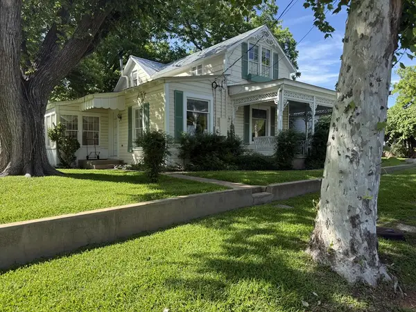 208 S Crockett St, Fredericksburg, TX 78624