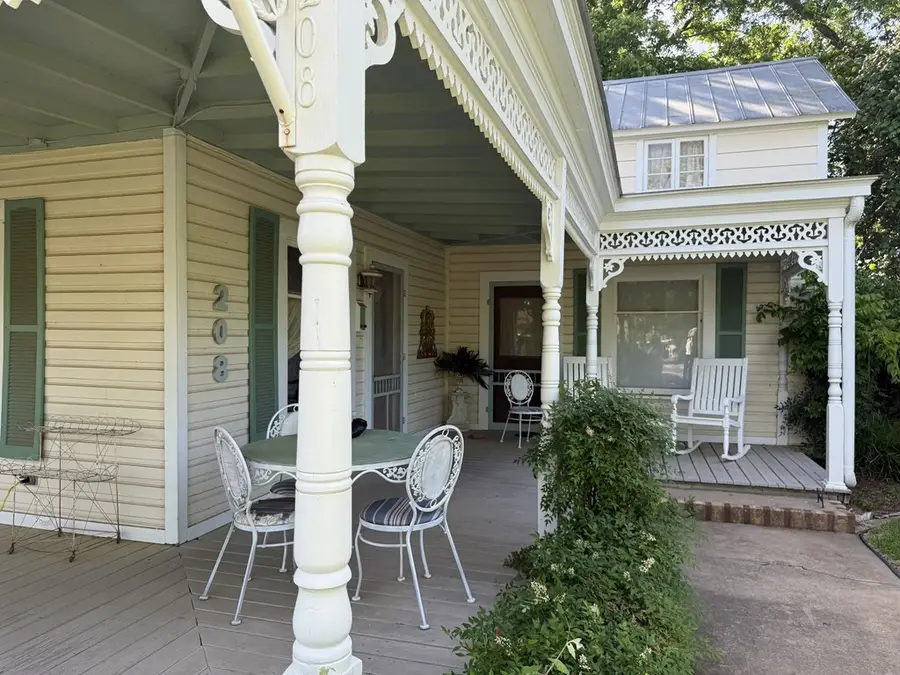 208 S Crockett St, Fredericksburg, TX 78624 - #2