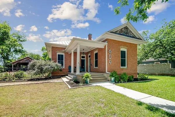 609 W Austin St, Fredericksburg, TX 78624
