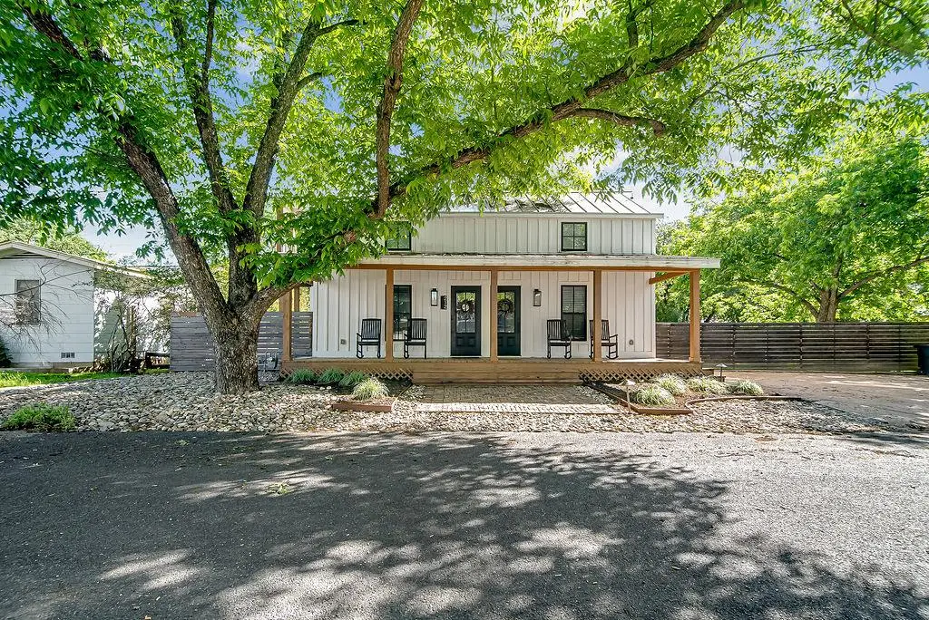 212 W Peach St, Fredericksburg, TX 78624 - #1
