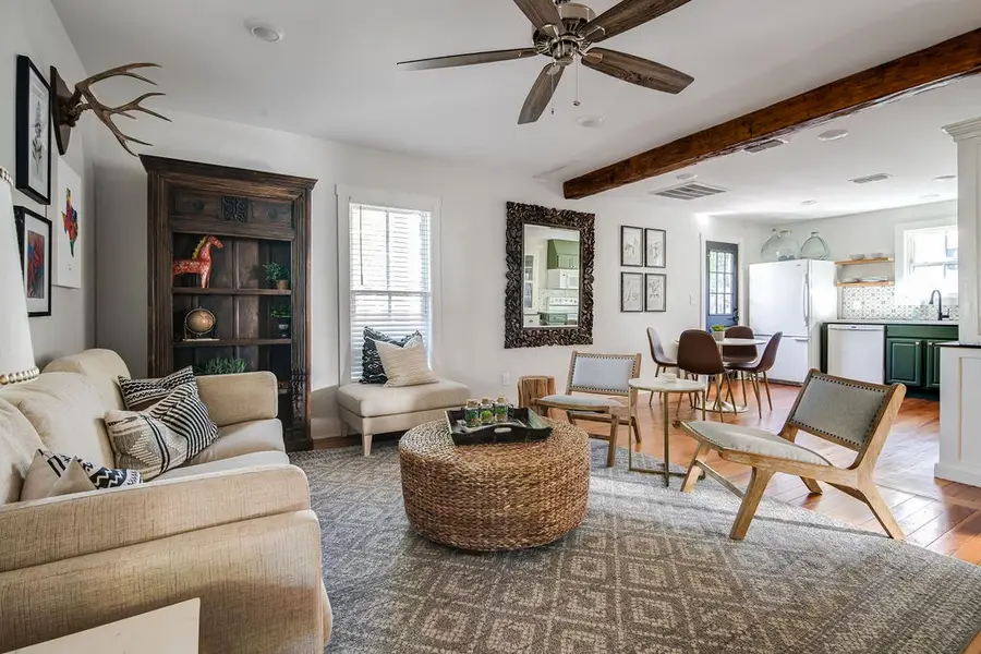 212 W Peach St, Fredericksburg, TX 78624 - #2
