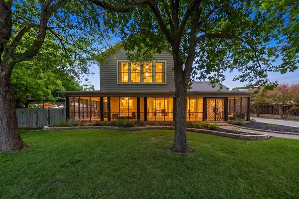 306 S Acorn St, Fredericksburg, TX 78624