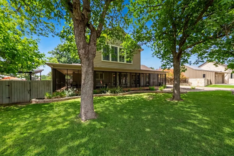 306 S Acorn St, Fredericksburg, TX 78624 - #3