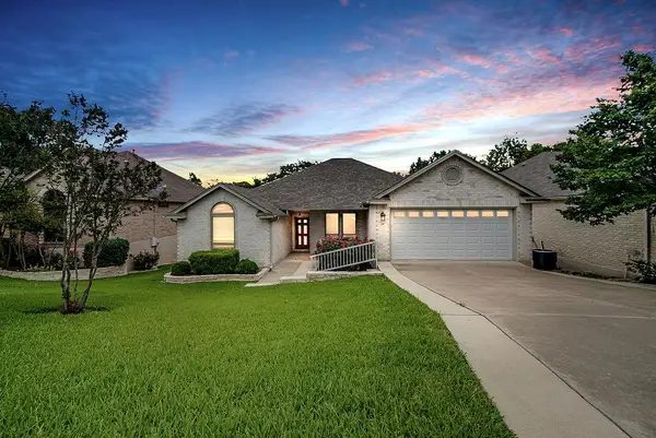 218 E Creekview Dr, Fredericksburg, TX 78624