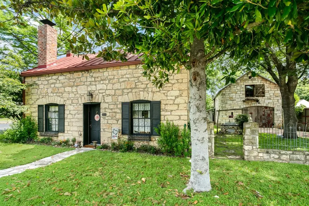 516 W San Antonio St, Fredericksburg, TX 78624 - #1