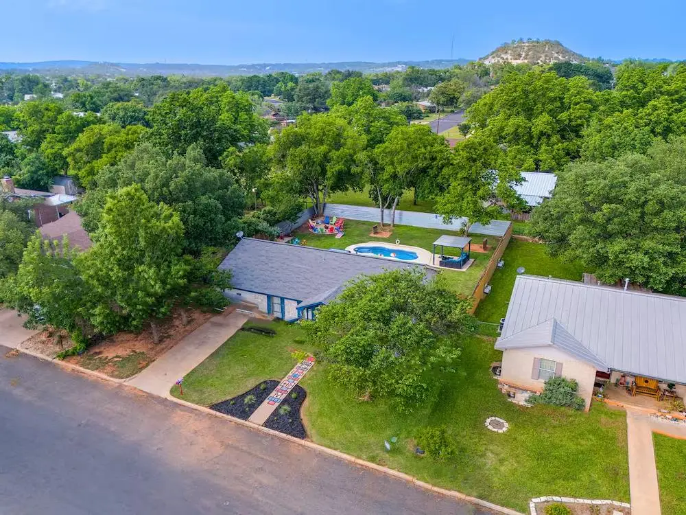 602 W Hackberry St, Fredericksburg, TX 78624 - #1