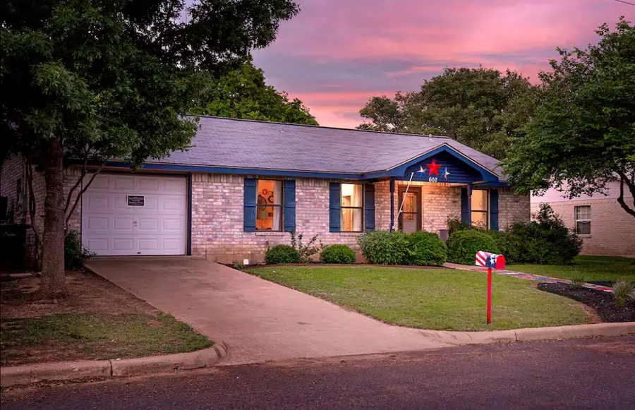 602 W Hackberry St, Fredericksburg, TX 78624 - #2