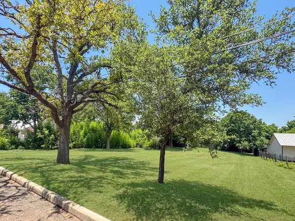 320 W Park St, Fredericksburg, TX 78624