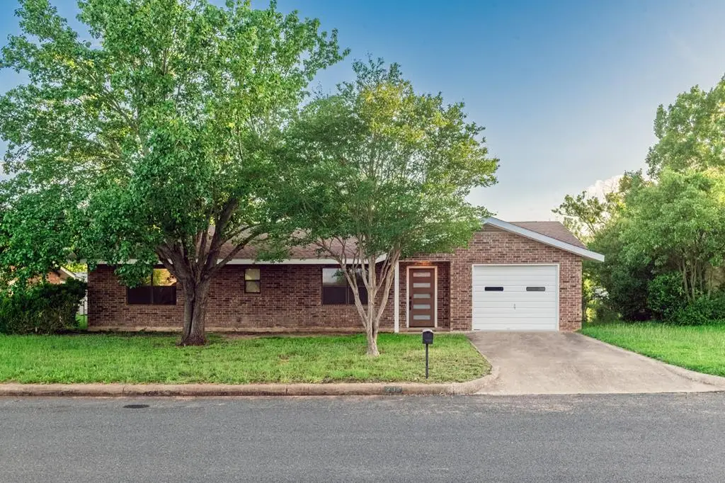 203 Broadmoor St, Fredericksburg, TX 78624 - #1