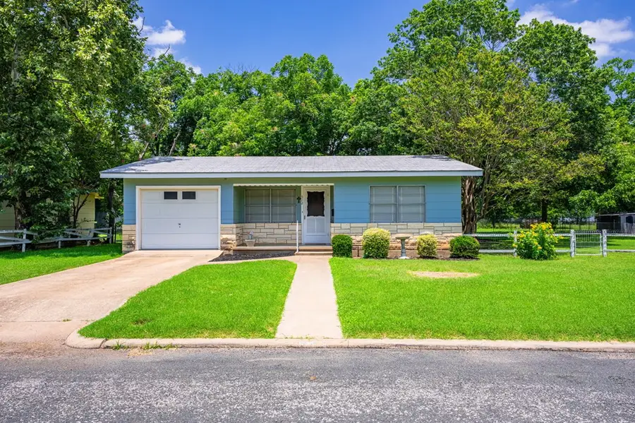 512 W Peach St, Fredericksburg, TX 78624 - #2