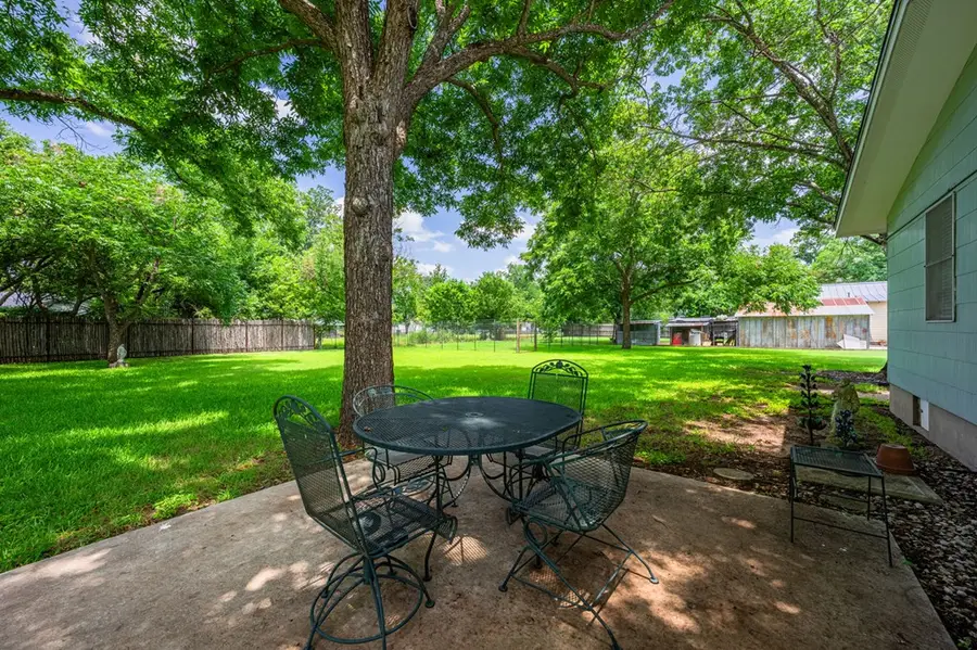 512 W Peach St, Fredericksburg, TX 78624 - #3