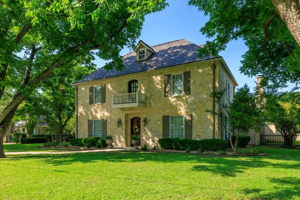 707 W Creek St, Fredericksburg, TX 78624 - #1