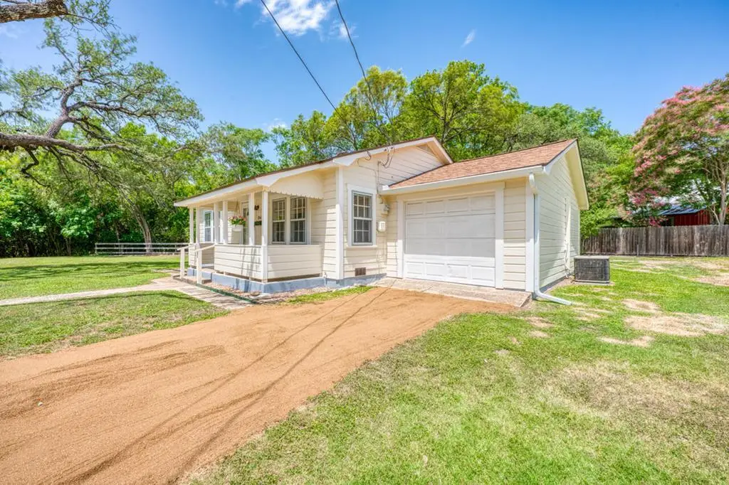 204 N Orange St, Fredericksburg, TX 78624 - #1