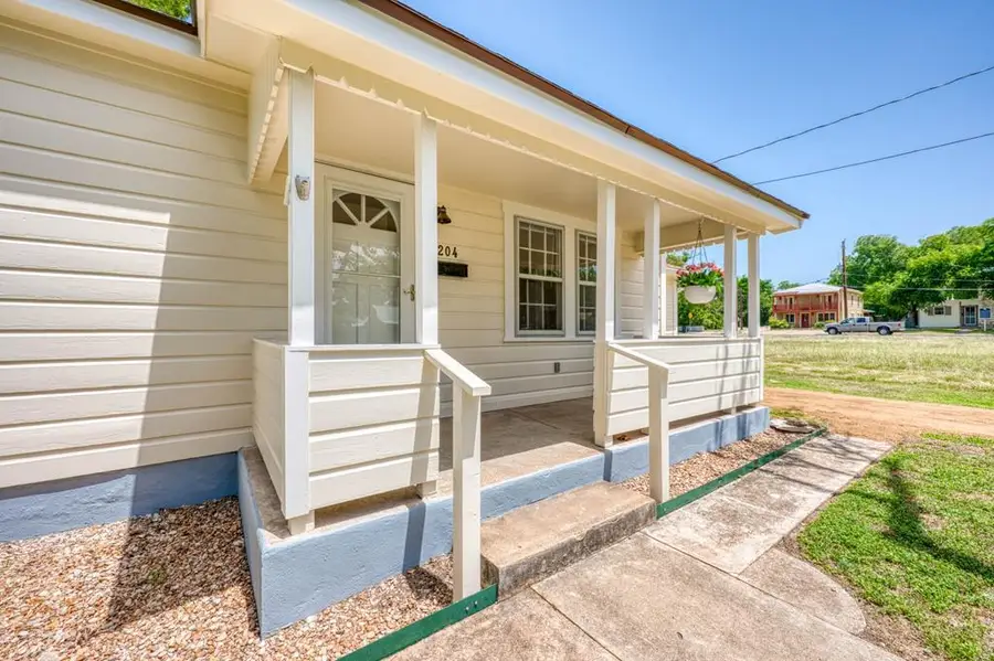 204 N Orange St, Fredericksburg, TX 78624 - #2