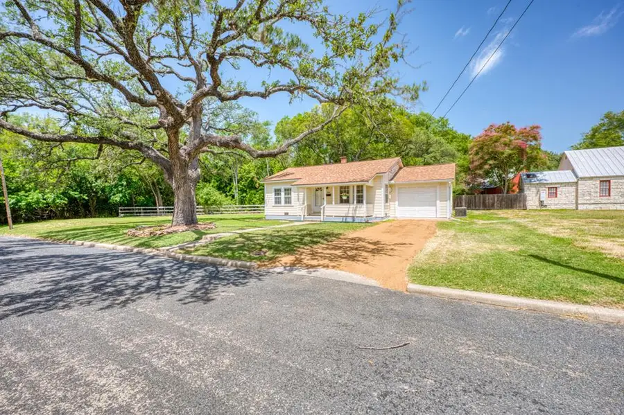 204 N Orange St, Fredericksburg, TX 78624 - #3