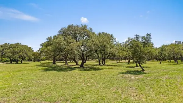 118 E Creekview Dr, Johnson City, TX 78636