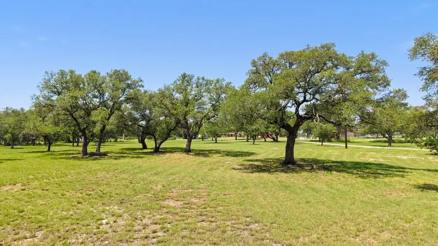 118 E Creekview Dr, Johnson City, TX 78636 - #3