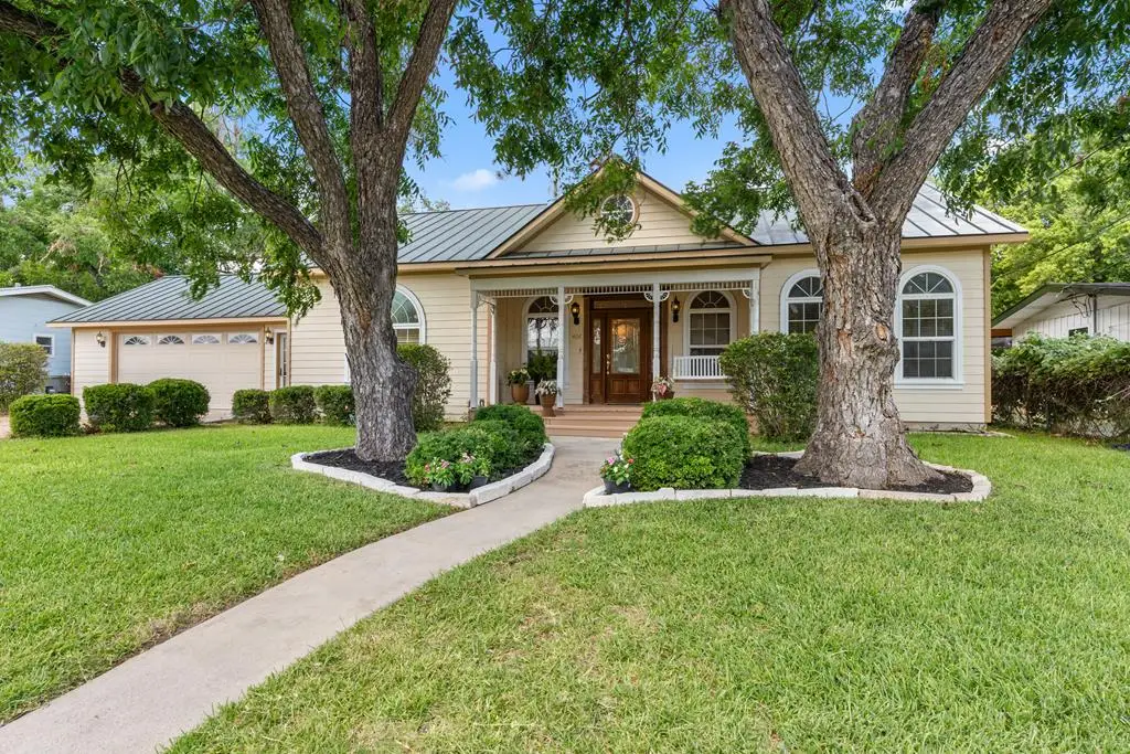 408 W Creek St, Fredericksburg, TX 78624 - #1