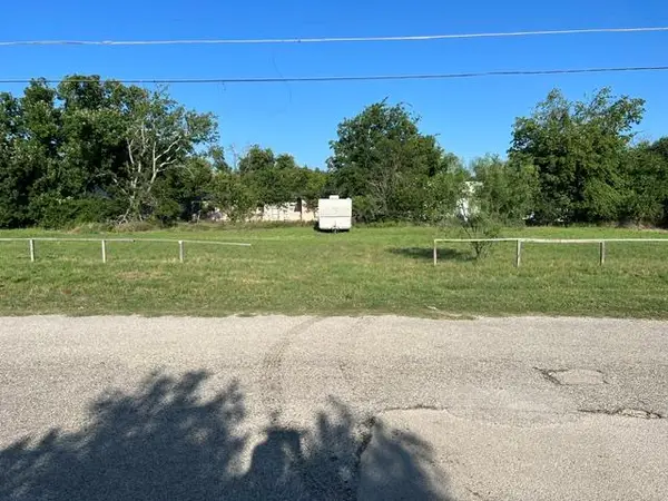 1904 S Cypress St, Brady, TX 76825