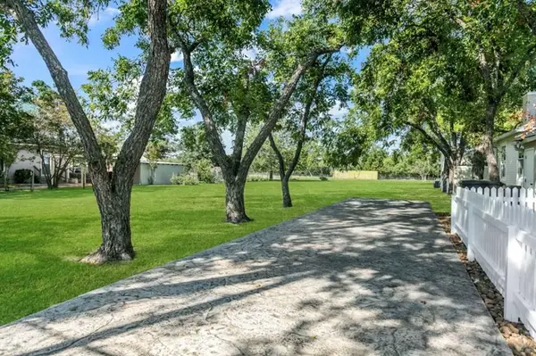 408 Fulton St, Fredericksburg, TX 78624