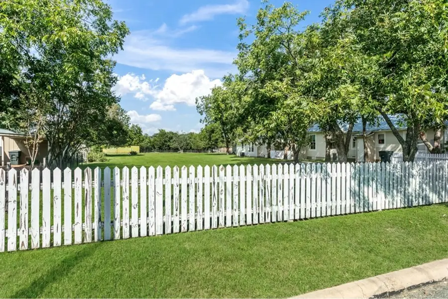 408 Fulton St, Fredericksburg, TX 78624 - #3