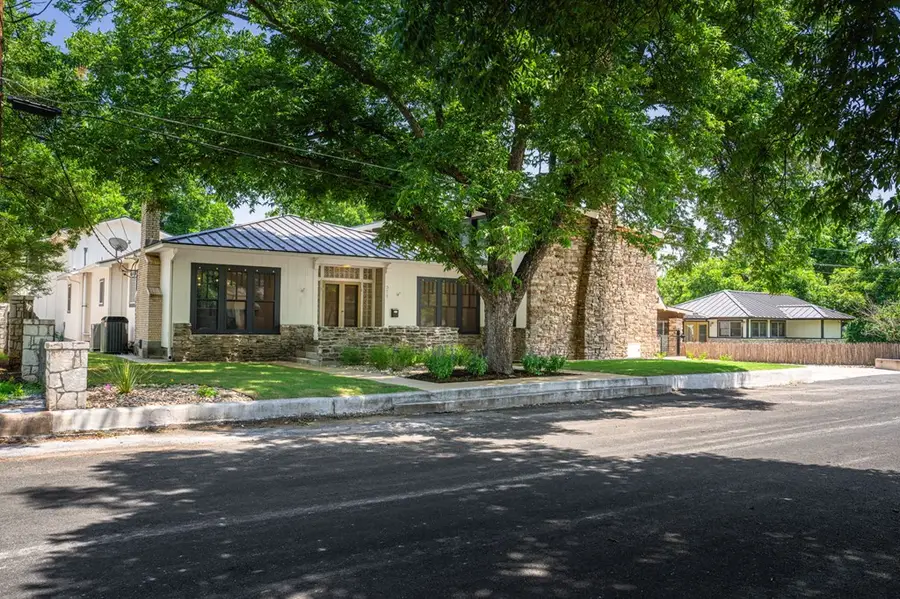 311 S Crockett St, Fredericksburg, TX 78624 - #2