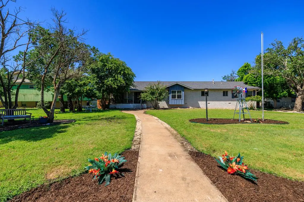 1009 W Main St, Kerrville, TX 78028 - #1