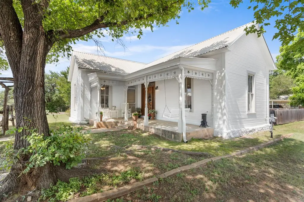 307 S Creek St, Fredericksburg, TX 78624 - #1