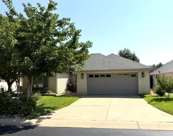 114 W Creekview Dr, Fredericksburg, TX 78624