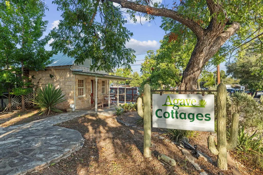208 E San Antonio St, Fredericksburg, TX 78624 - #1