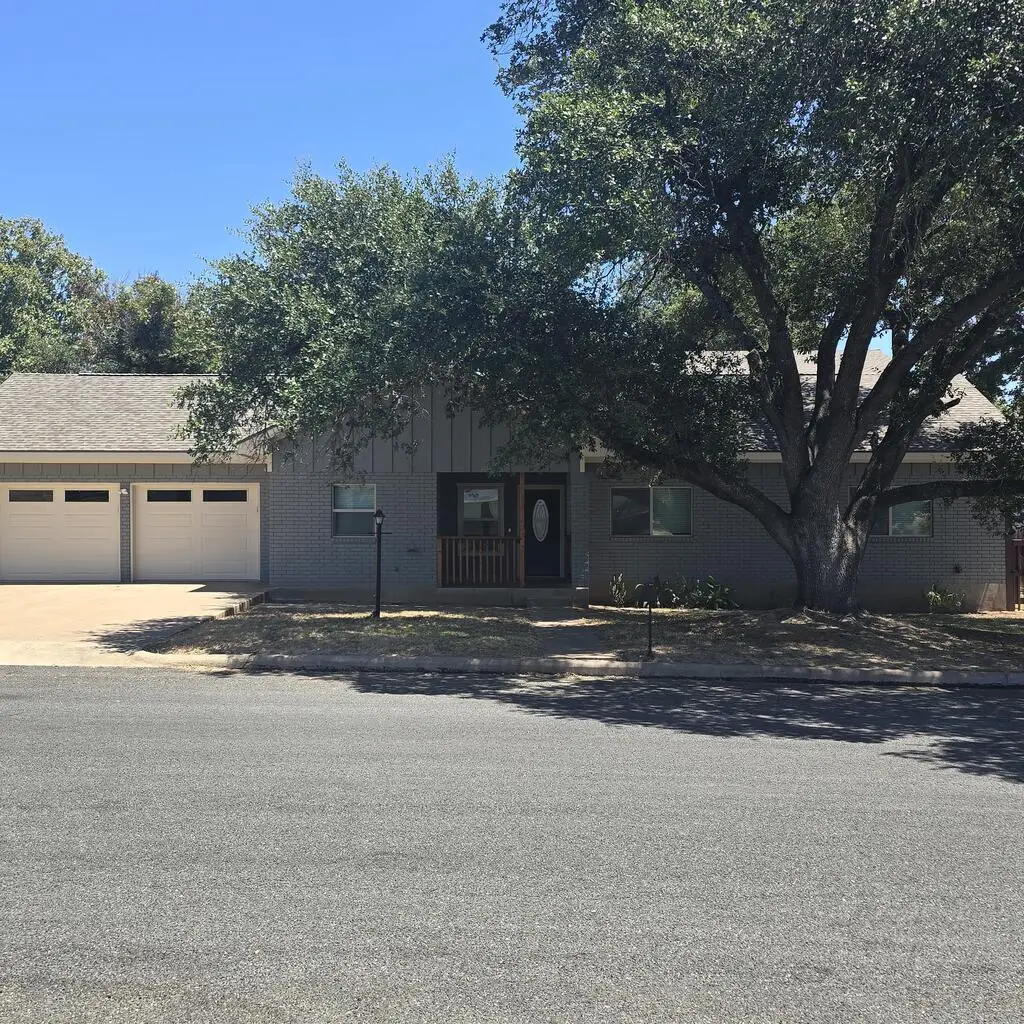 204 Crestwood Dr, Fredericksburg, TX 78624 - #1