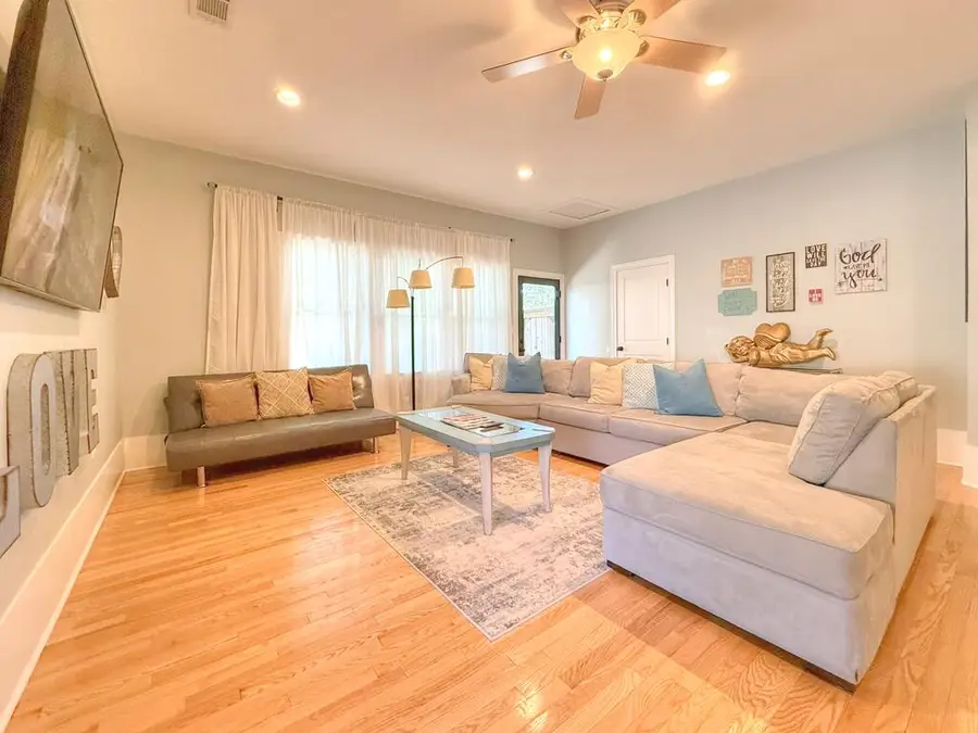 901 N Llano St, Fredericksburg, TX 78624 - #3