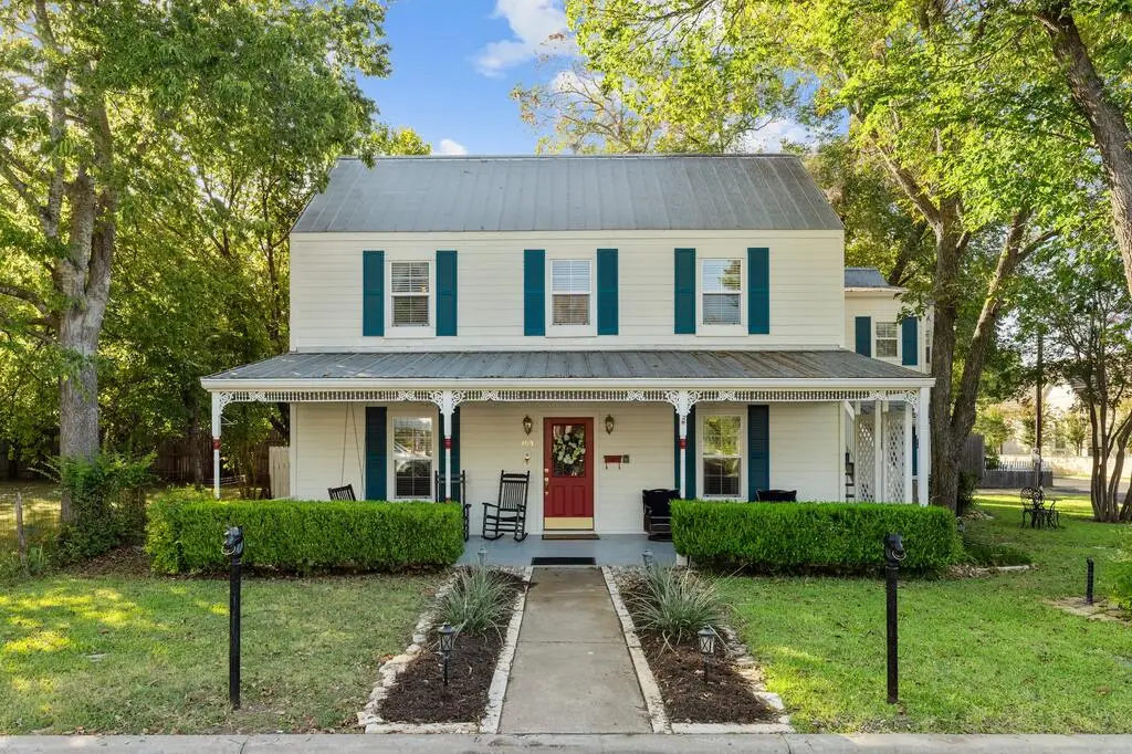 305 S Orange St, Fredericksburg, TX 78624 - #1