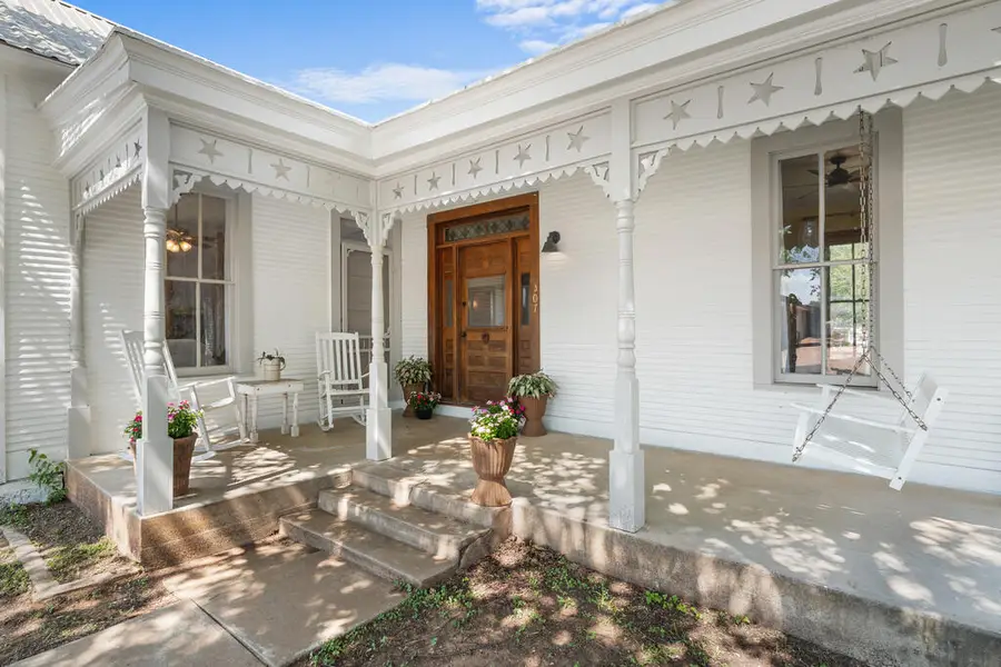 307 S Creek St, Fredericksburg, TX 78624 - #2