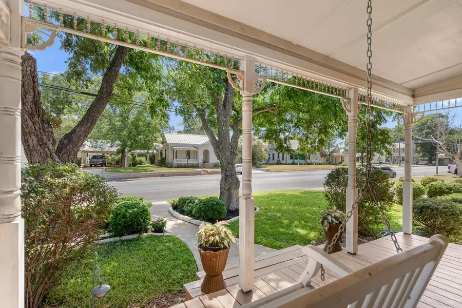 408 W Creek St, Fredericksburg, TX 78624 - #2