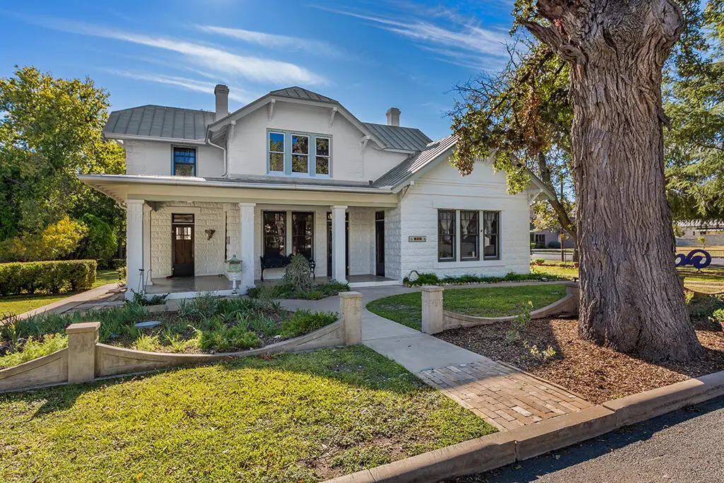 615 W Creek St, Fredericksburg, TX 78624 - #1