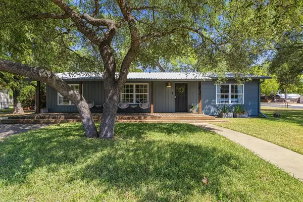 912 SE Apple St, Fredericksburg, TX 78624