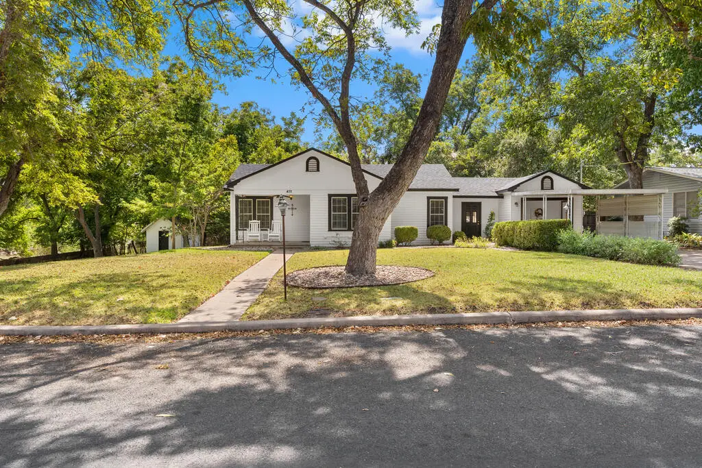 411 W Travis St, Fredericksburg, TX 78624 - #1