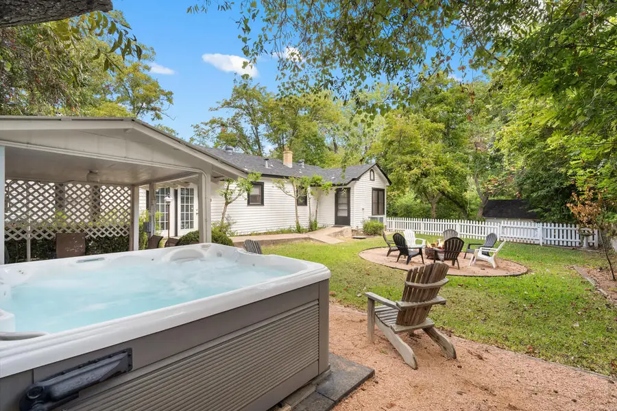 411 W Travis St, Fredericksburg, TX 78624 - #2