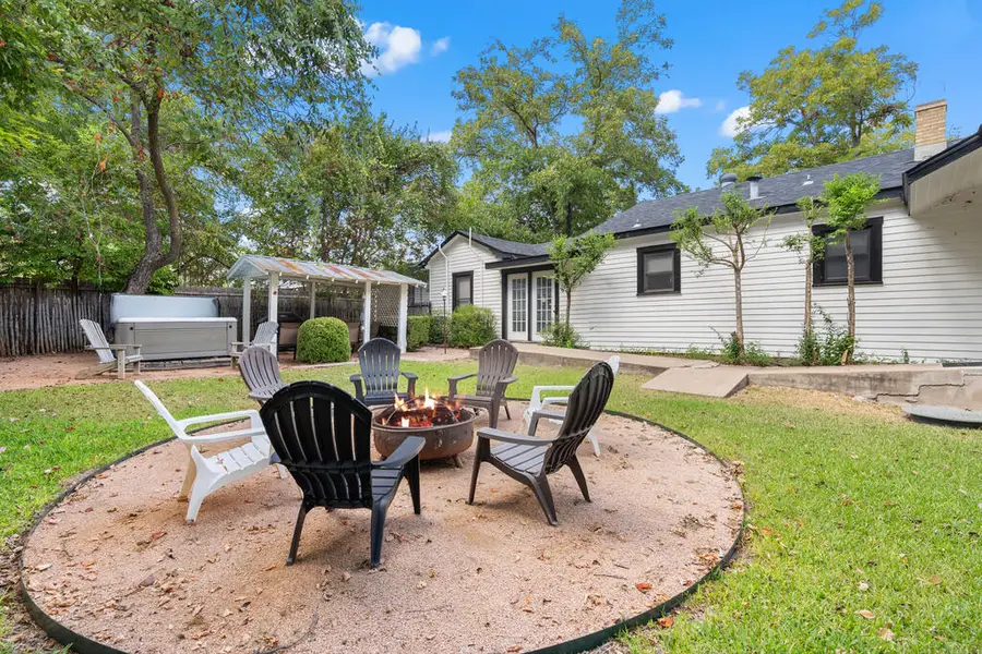 411 W Travis St, Fredericksburg, TX 78624 - #3