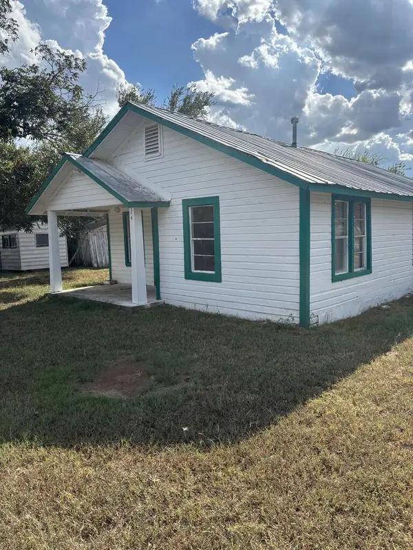 624 N Spring St, Mason, TX 76856
