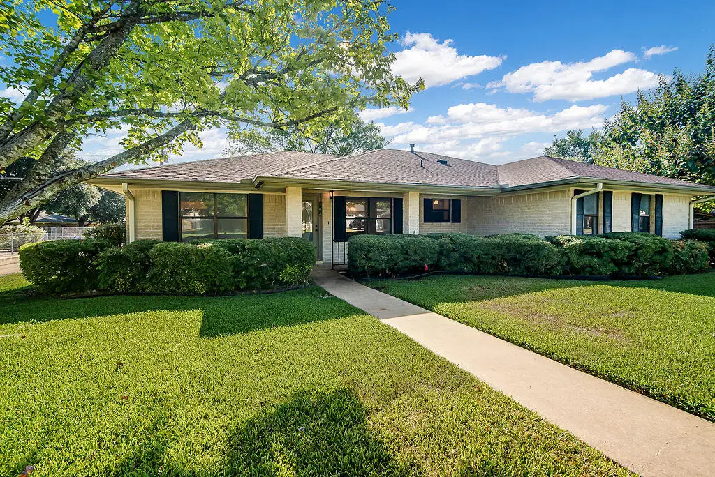 208 Edgewood Dr, Fredericksburg, TX 78624 - #1