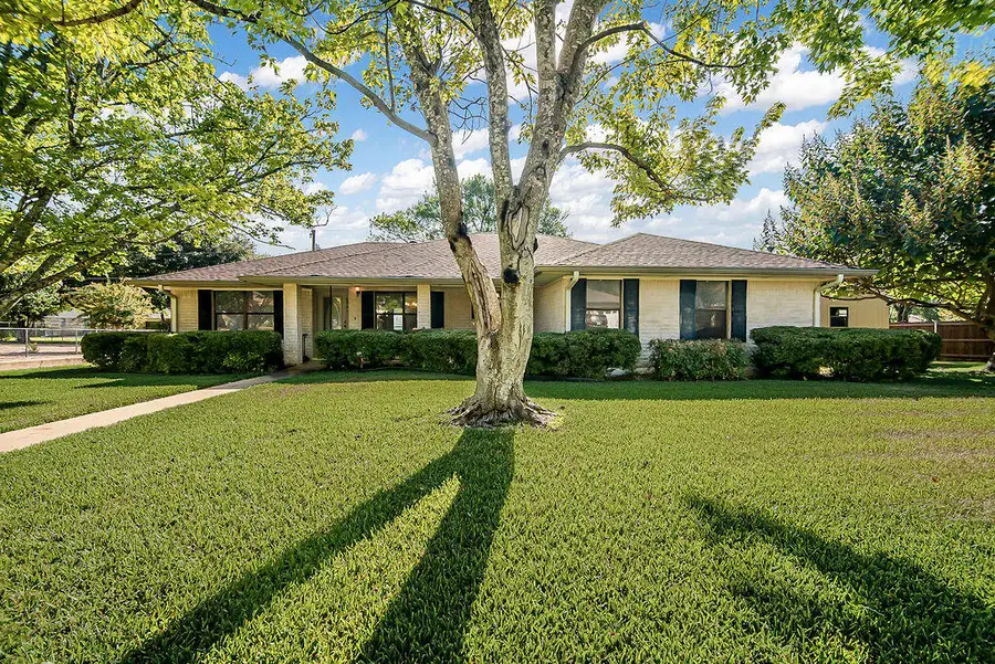 208 Edgewood Dr, Fredericksburg, TX 78624 - #3
